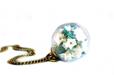 Kette - Echte Blüten in Glaskugel, weiß und blau